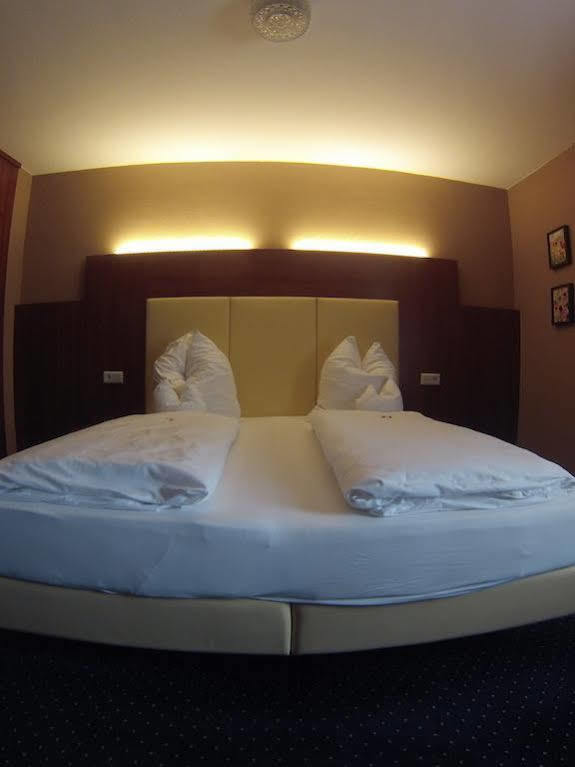 סארברוקן Hotel Wahlster מראה חיצוני תמונה
