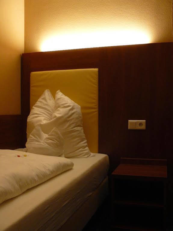 סארברוקן Hotel Wahlster מראה חיצוני תמונה